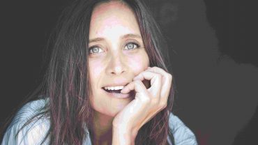 <span class="entry-title-primary">Julie de Bona</span> <span class="entry-subtitle">En pleine lumière</span>