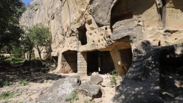 Calès, la cité troglodyte des Alpilles